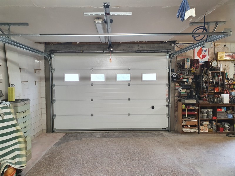 Installation d'une porte de garage sectionnelle chez un particulier