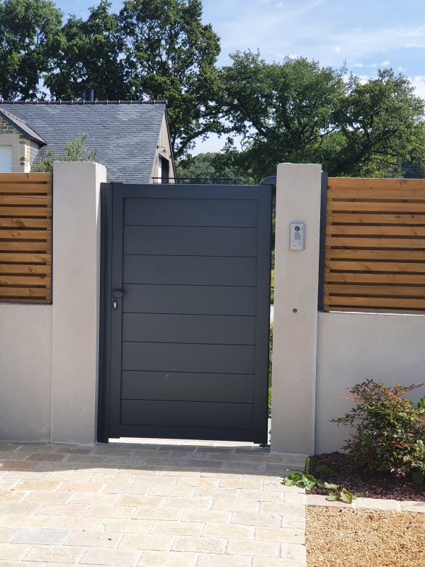 Installation d'un portillon d'accès en aluminium pour une résidence