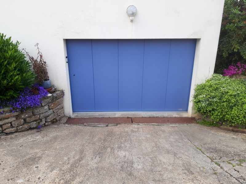 Pose d'un porte de garage bleu avec motorisation